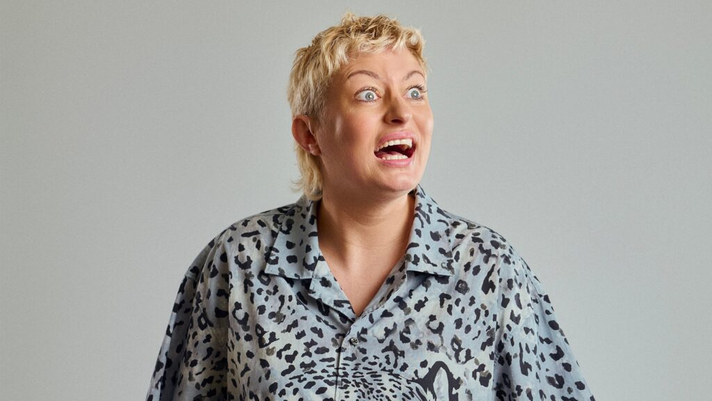 Harriet Dyer: Easily Distra…